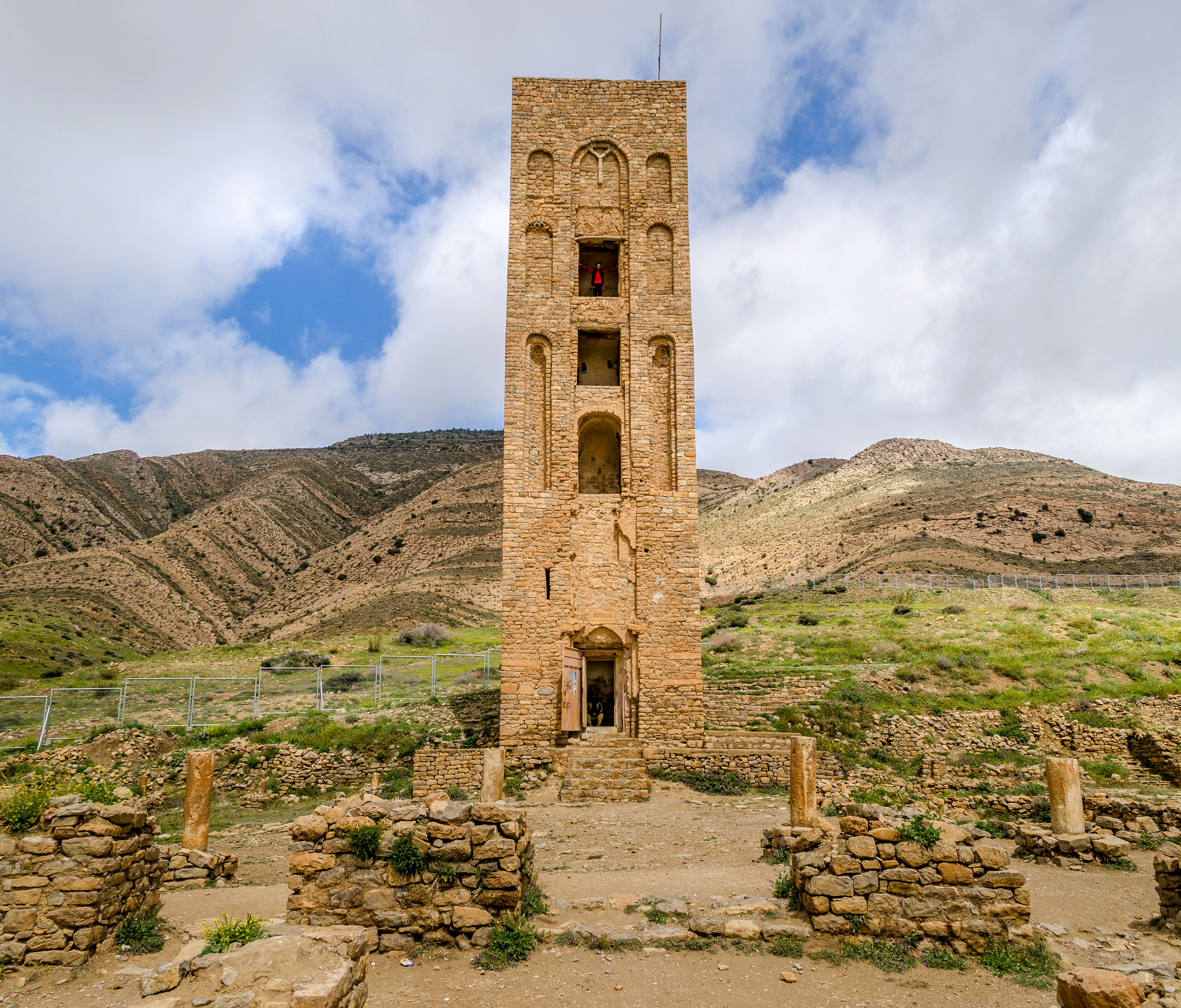 المئذنة الباقية للمسجد الكبير داخل قلعة بني حماد، شاهدة على العمران الإسلامي الأولي 
