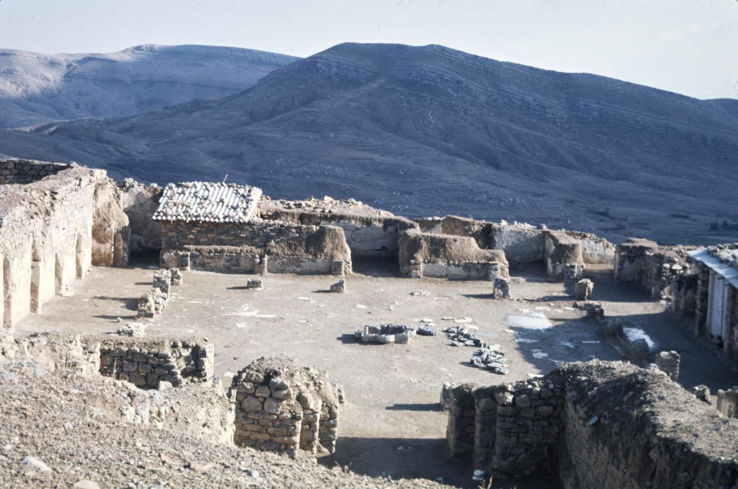 آثار قلعة بني حماد بقياساتها وأجزائها المحصنة في قلب جبال الحضنة  