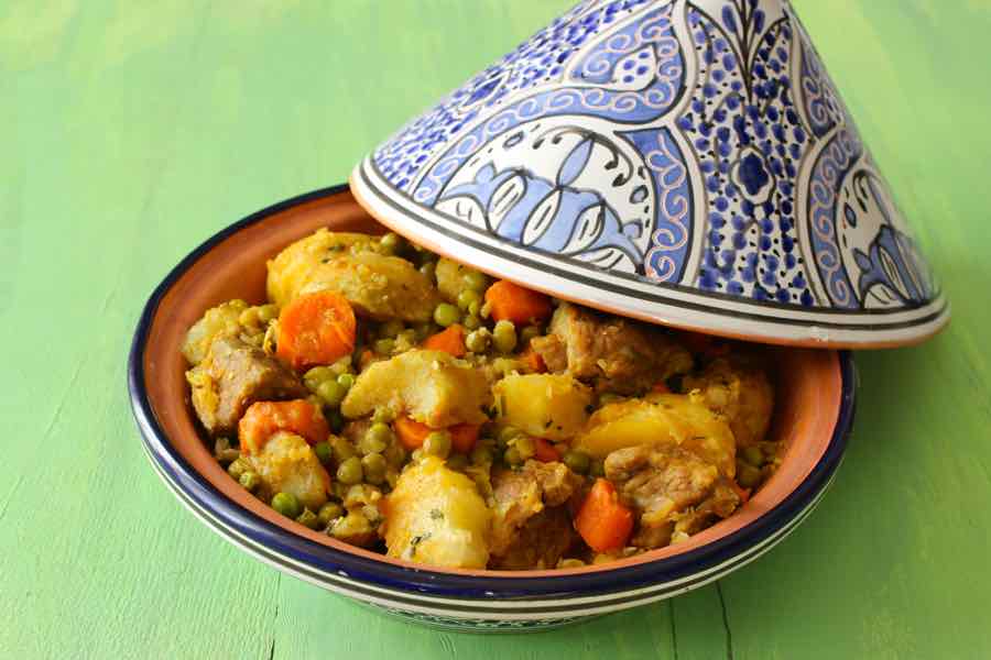 طبق الطاجين يقدم في قدر طيني تقليدي 