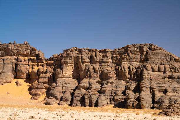  تكوينات صخرية فريدة في صحراء طاسيلي ناجر بجنوب شرق الجزائر 